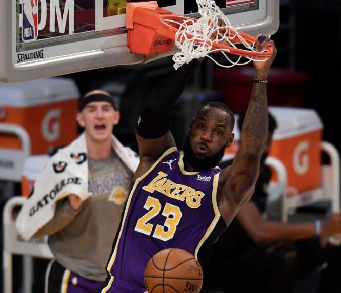 NBA约基奇补时争议绝杀勇士，终结对手七连胜登顶西部引热议