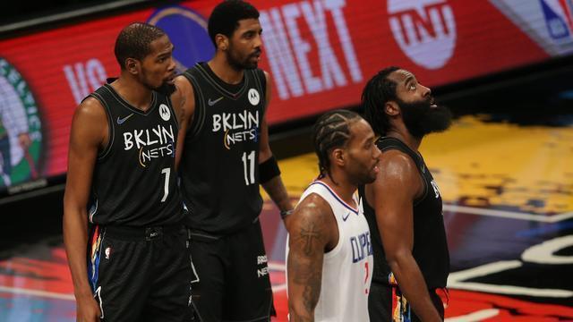 NBA湖人终场争议三分绝杀快船，终结对手七连胜登顶西部引热议